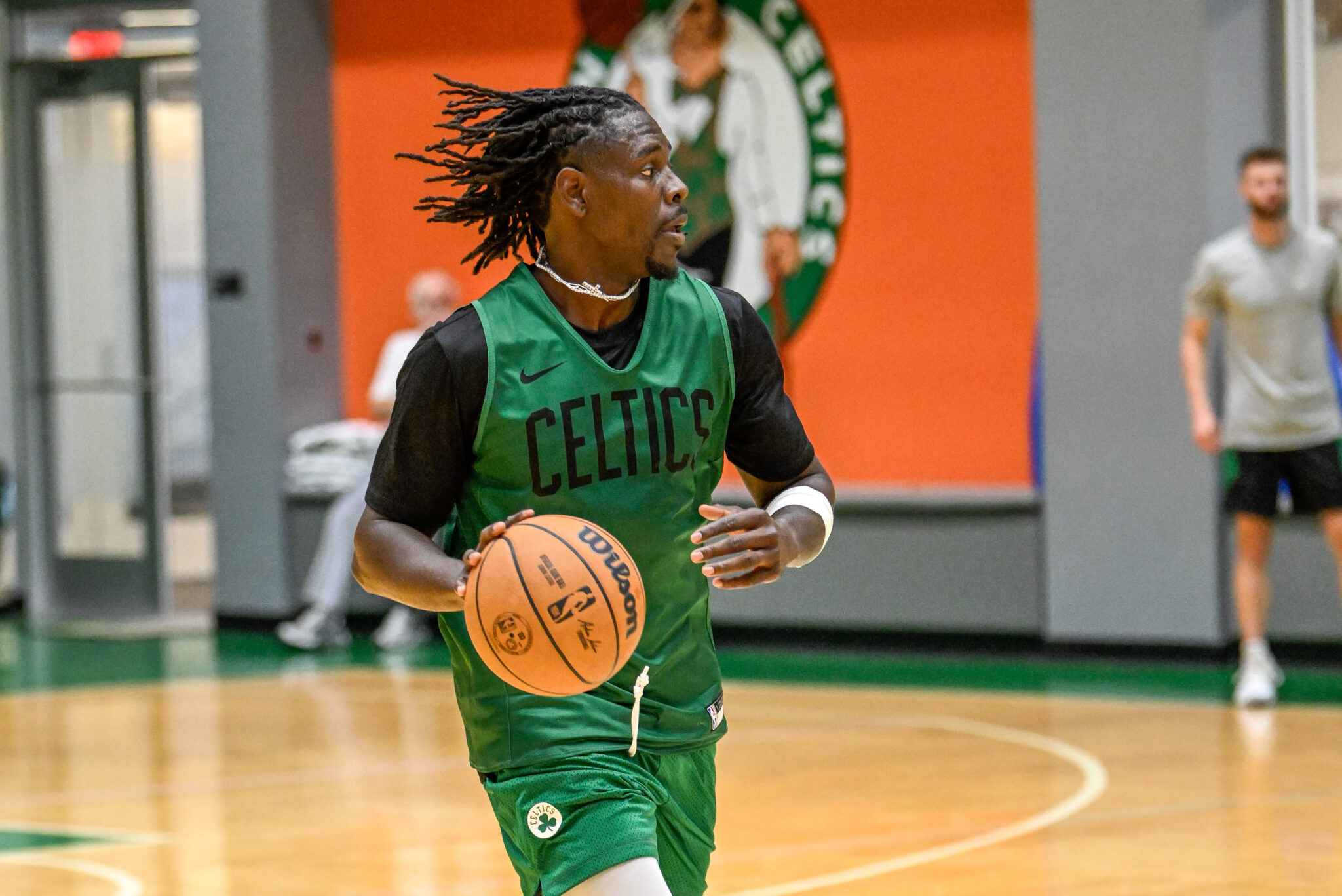NBA Jrue Holiday brings 'electricity' to Celtics practice