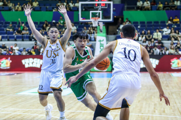 La Salle's Joshua Davis against against UST defenders in their UAAP Season 86.