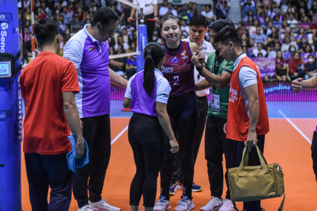 FILE–Choco Mucho Flying Titans' Des Cheng injures her right knee. –P