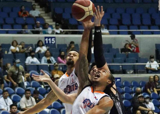 Chris Newsome (front) will help Meralco reach for the sky. —AUGUST DELA CRUZ