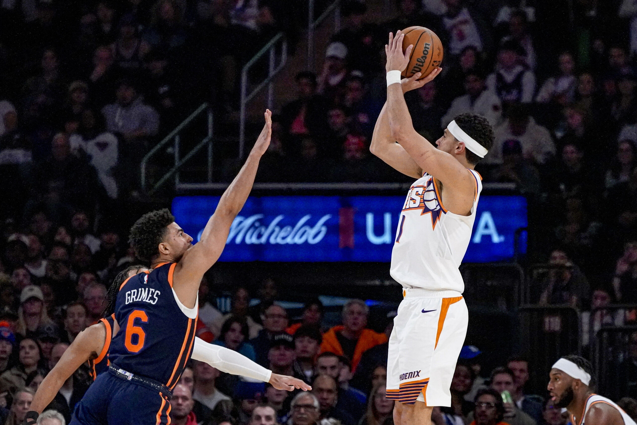 Phoenix Suns win 7th consecutive game as Booker scores late triple to