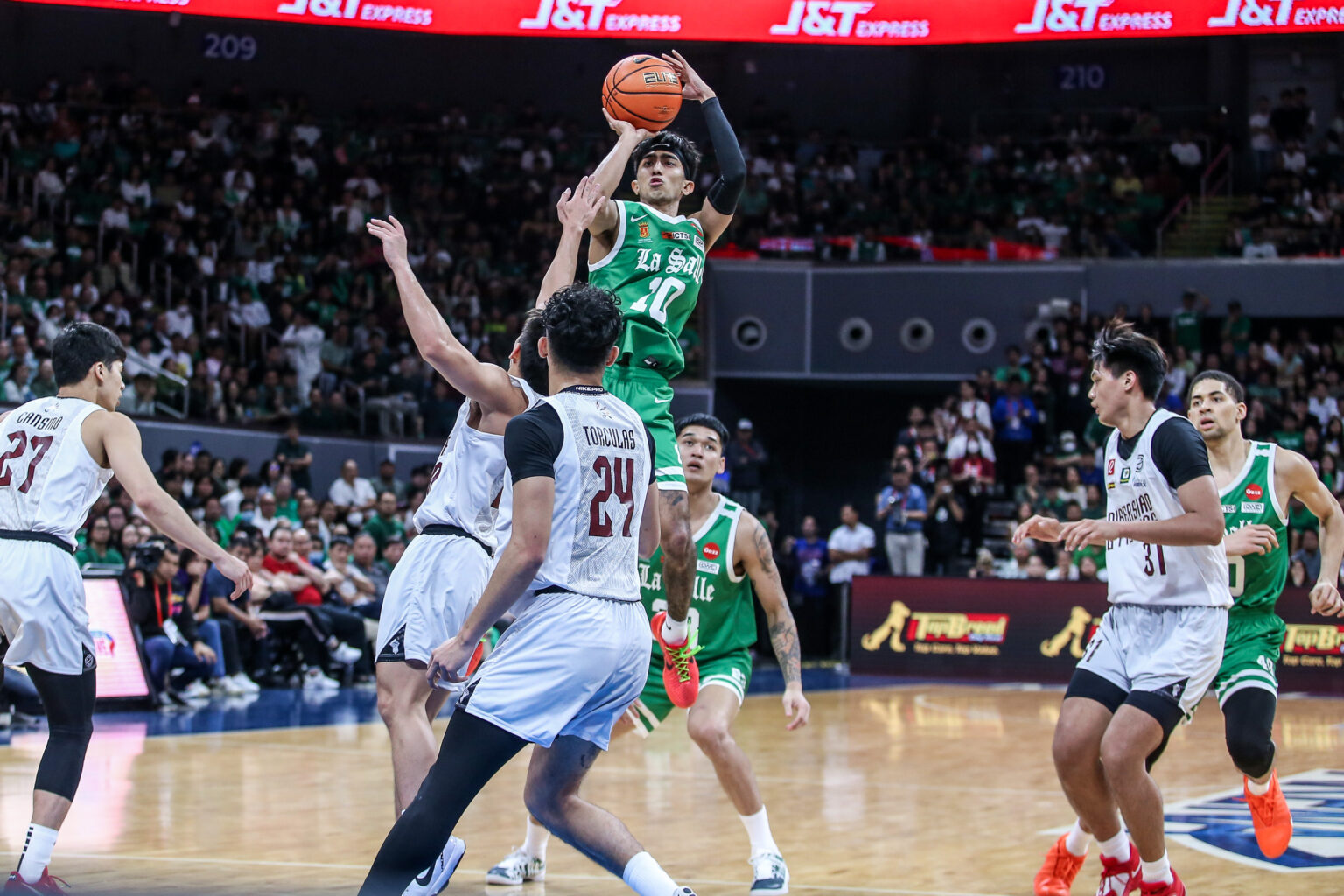 La Salle Now The 'hunters' As UP Draws First Blood In UAAP Finals ...