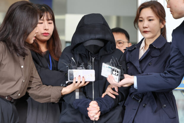 Jeon Cheong-jo, the former fiance of Olympic fencing medalist Nam Hyun-hee, is taken out of Songpa Police Station in Seoul to attend a court hearing to review the legality of Jeon's detention over allegations of fraud and attempted fraud, Friday.