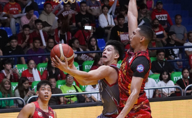 Vince Cunanan (left) sneaks in two points for the Pirates. DELA CRUZ