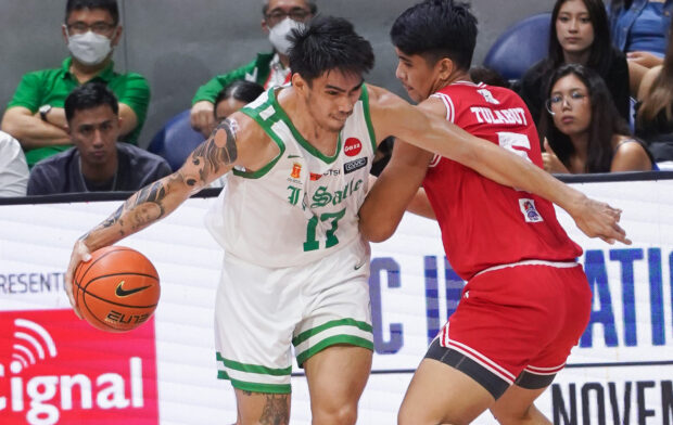 Kevin Quiambao (left) seamlessly boosts the Archers with a terrific effort on both ends.