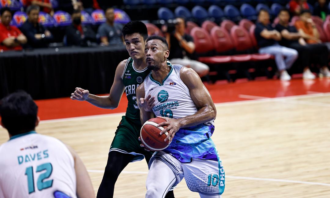 JohnathanWilliams (with ball) has solid double-double. —PBA IMAGES