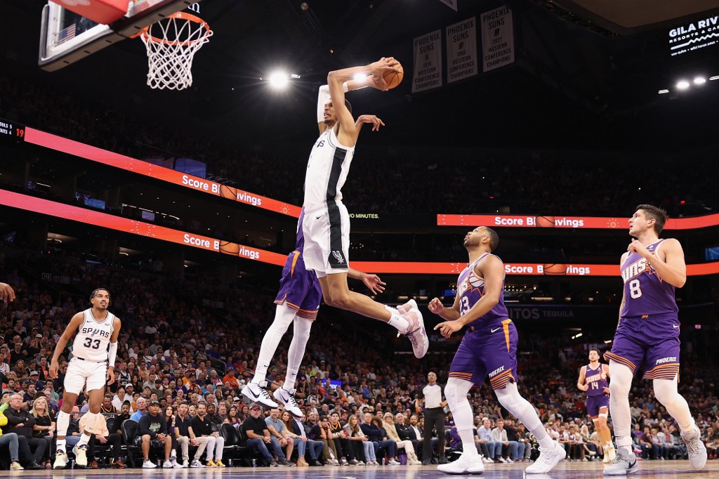 Victor Wembanyama scores 38 points, Spurs hold off Suns 132-121 to complete  2-game sweep