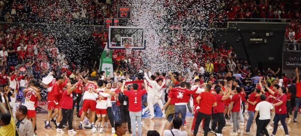 The Lions and their supporters celebrate on the flfloor after the fifinal buzzer. —PHOTOS BY AUGUST DELA CRUZ