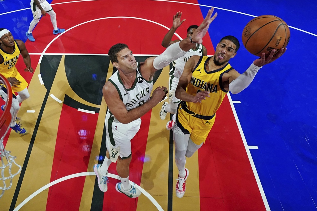 rs guard Tyrese Haliburton, right, shoots the ball against Milwaukee Bucks center Brook Lopez during a semifinal game in the NBA basketball In-Season Tournament, Thursday, Dec. 7, 2023, in Las Vegas.