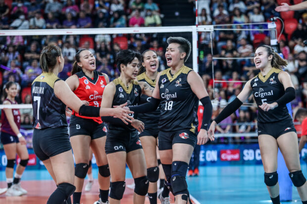 Ria Meneses comes through in clutch for Cignal HD Spikers in the PVL All-Filipino Conference semifinals. –MARLO CUETO/INQUIRER.net