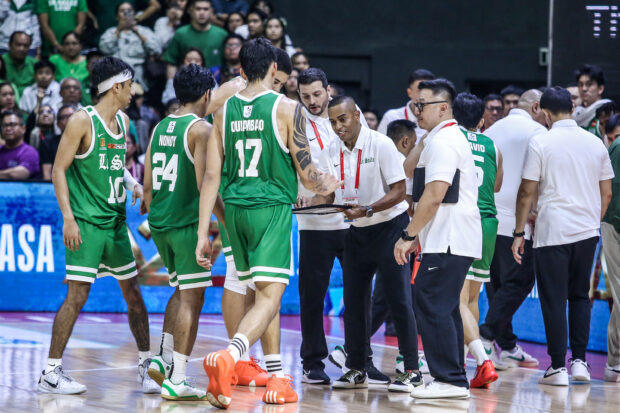 Coach Topex Robinson rattles out last minute instructions for his team. –MARLO CUETO/INQUIRER.net