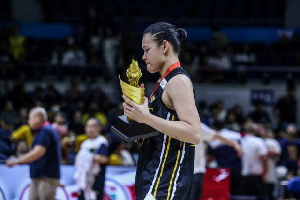 UST's Tanto Ferrer raises her Finals MVP trophy after leading the Growling Tigresses to their first UAAP women's basketball title since 2006.–MARLO CUETO/INQUIRER.net