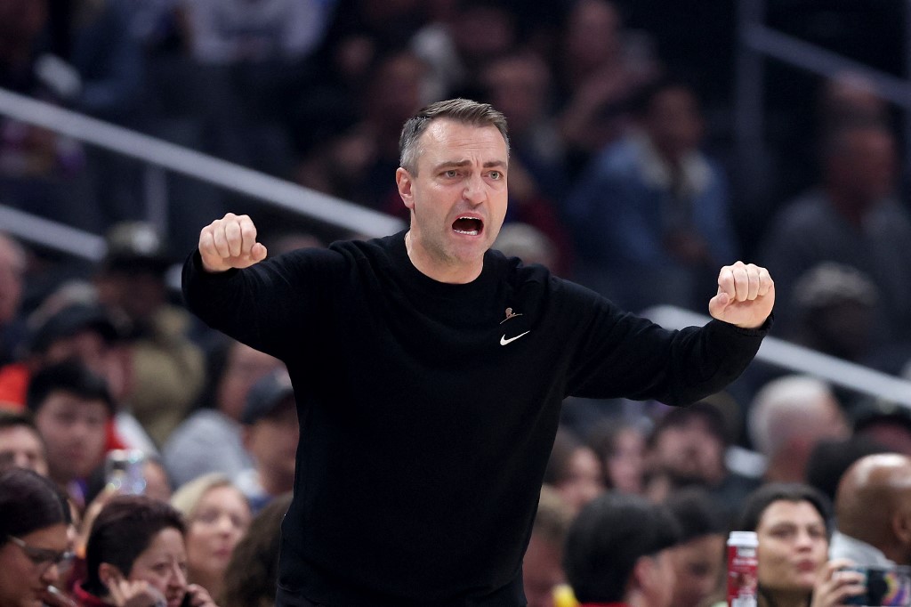 Raptors coach Darko Rajaković by NBA $25K for ripping refs