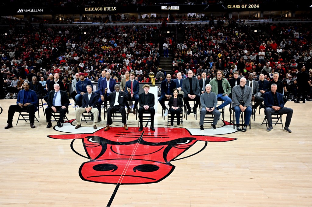 NBA Bulls fans boo Jerry Krause during Ring of Honor ceremony