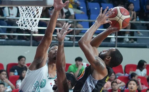 Rahlir Hollis-Jefferson (with ball) has drawn raves from coaching staff as a last-minute import replacement. —AUGUST DELA CRUZ