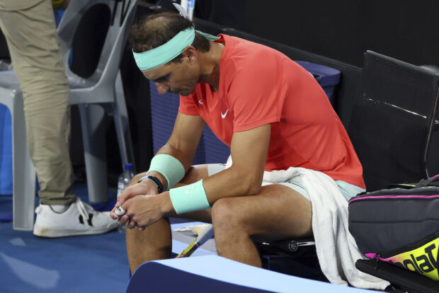 Rafael Nadal de España parece abatido entre juegos en su partido de cuartos de final contra Jordan Thompson de Australia durante el torneo de tenis internacional de Brisbane en Brisbane, Australia, el viernes 5 de enero de 2024.