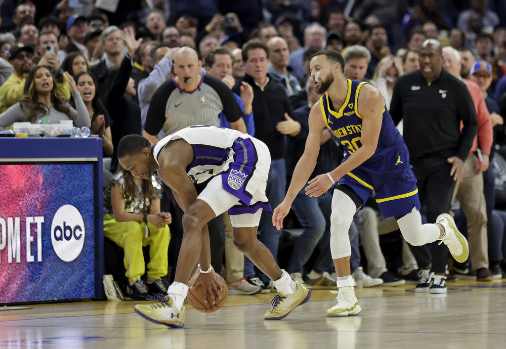 Warriors vs Kings NBA De'Aaron Fox Stephen Curry