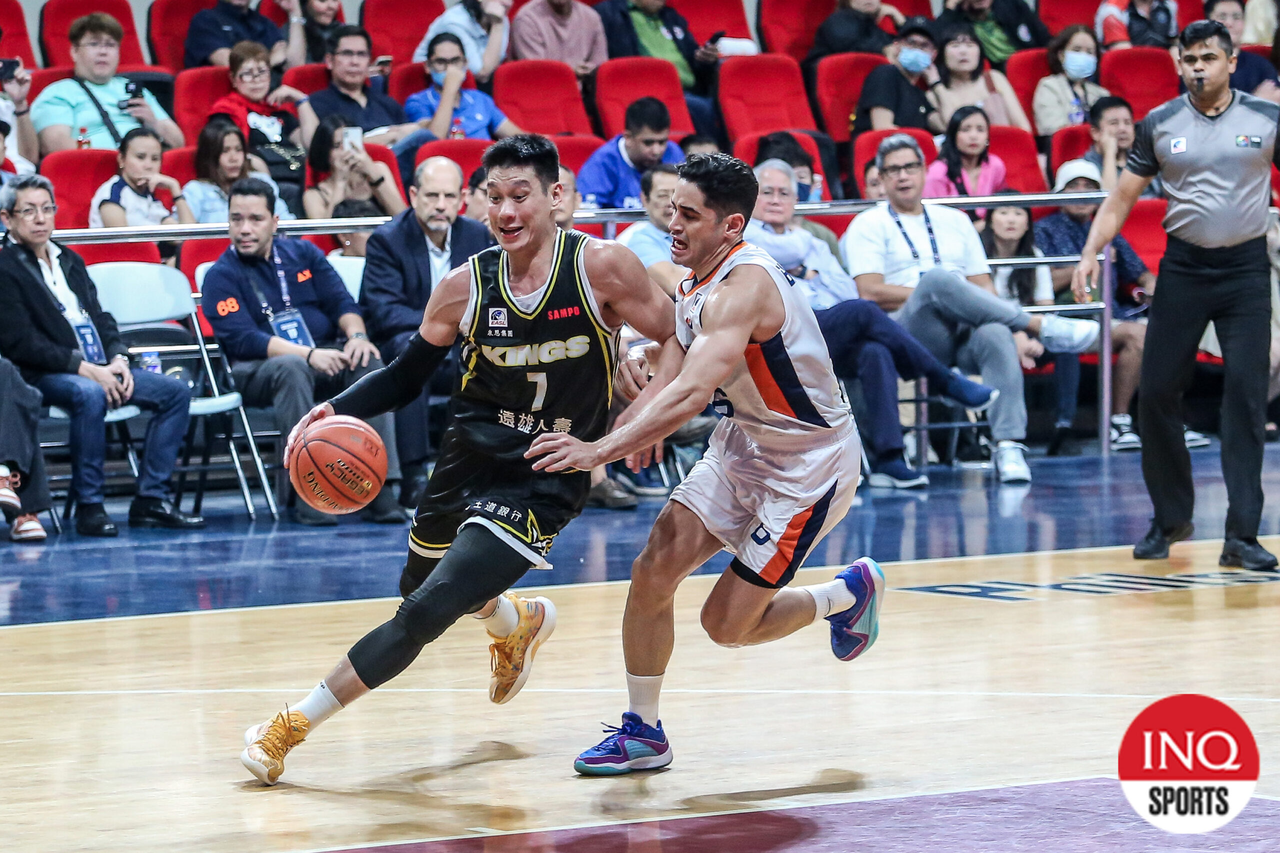 Meralco Bolts' Chris Banchero against New Taipei's Jeremy Lin.