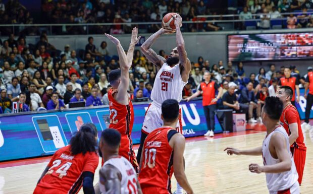 Tony Bishop Jr. (No. 21) elevates his scoring for the Kings against the Batang Pier. —PBA IMAGES