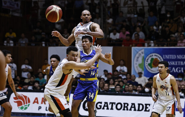 Shonn Miller (top), rose to the occasion for Meralco against league-leading Magnolia in an out-of-town match. —PBA IMAGES