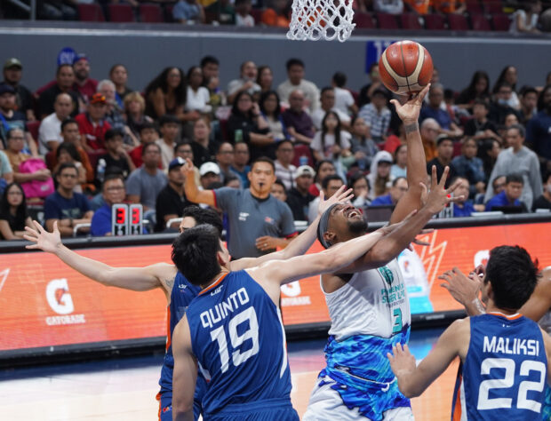 Jason Perkins (with ball) and the Fuel Masters refused to be held down by the Bolts despite a slight bump at the start. Phoenix will now be shooting to get to uncharted waters and hopefully go all the way. —AUGUST DELA CRUZ