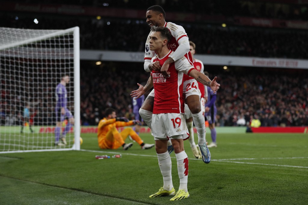 ‘Ruthless’ Arsenal back in Premier League title race