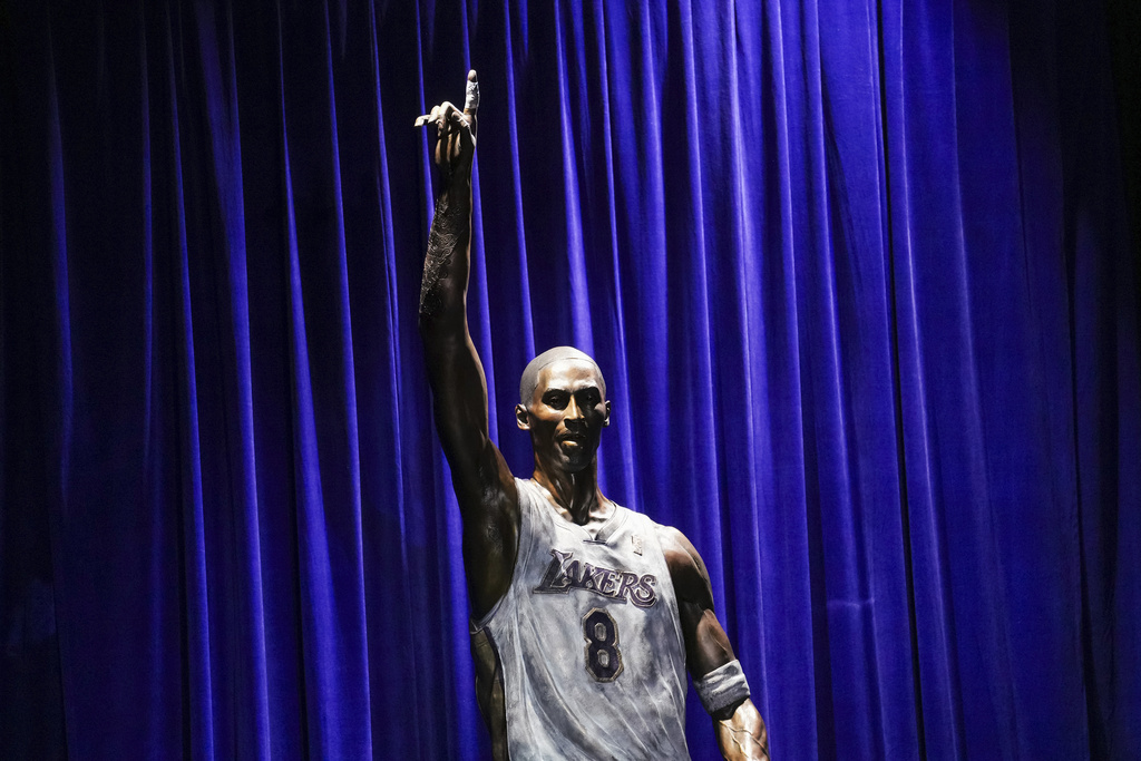 Kobe Bryant Lakers statue