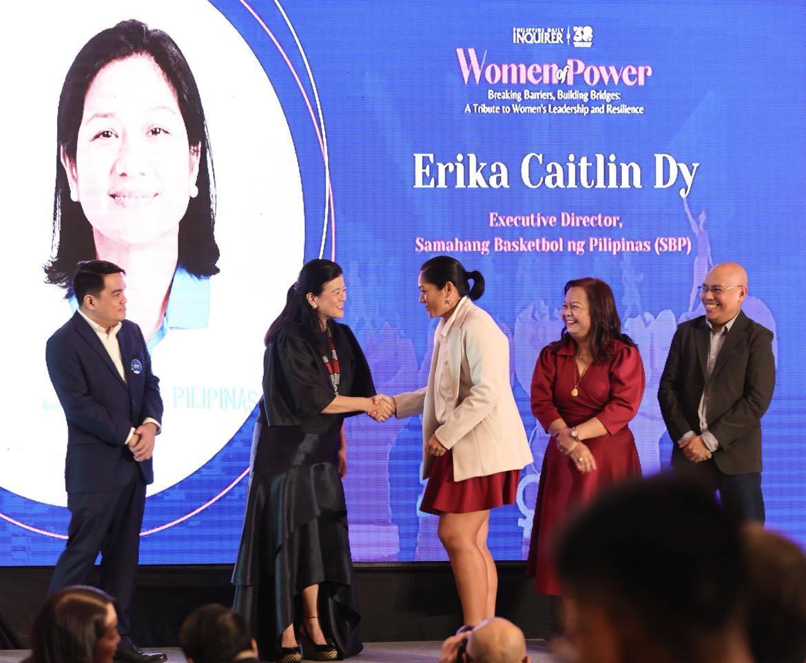 Erika Dy (third from left) is honored during the Inquirer’s Women of Power gala by (from left) lawyer Rudyard Arbolado, Philippine Daily Inquirer president and CEO, Sandy Prieto-Romualdez, Inquirer Group of Companies president and CEO, Inquirer associate publisher Juliet Labog-Javellana and Inquirer executive editor Volt Contreras. —GRIG C. MONTEGRANDE