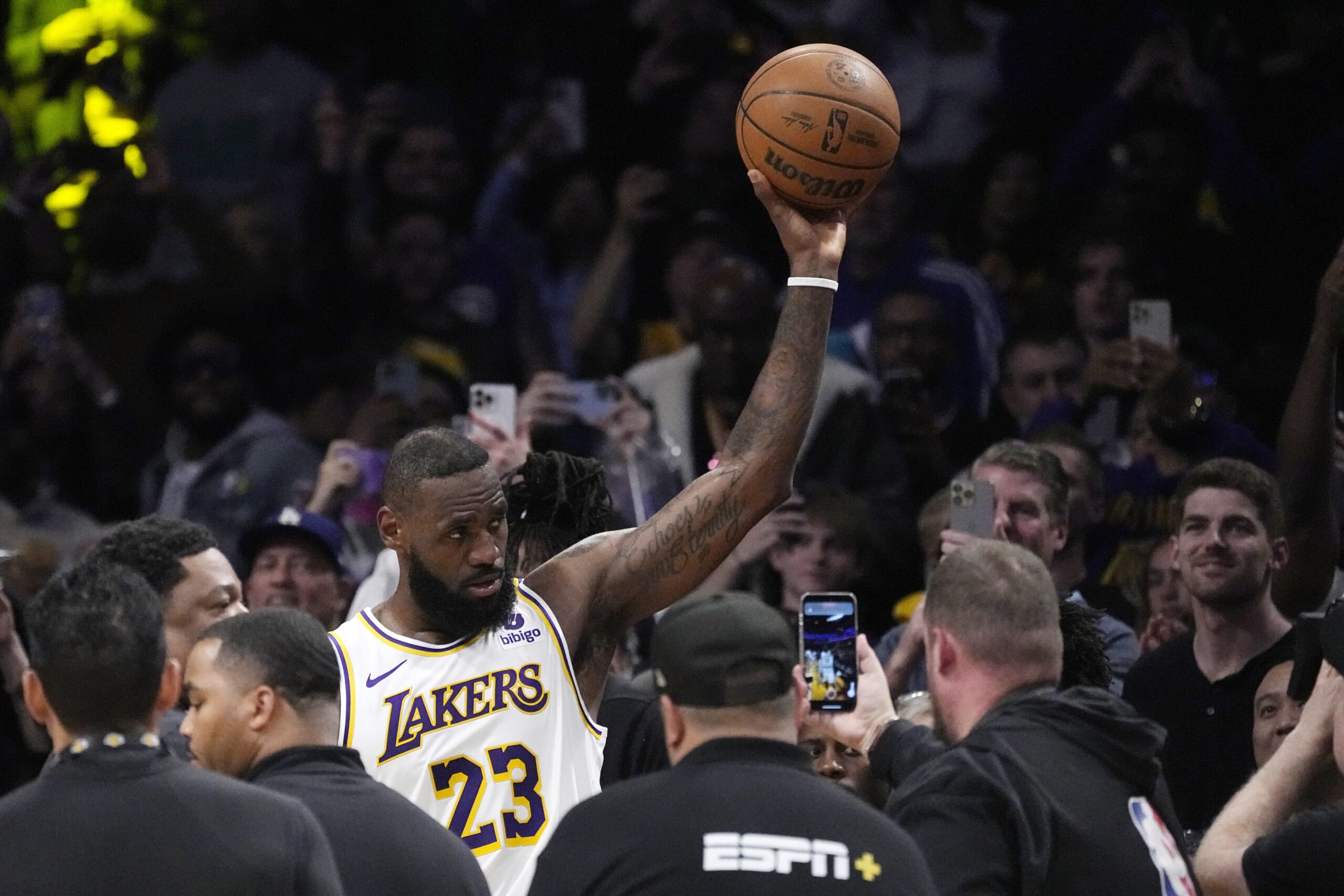 LeBron James Lakers vs Nuggets NBA 40,000 poiints