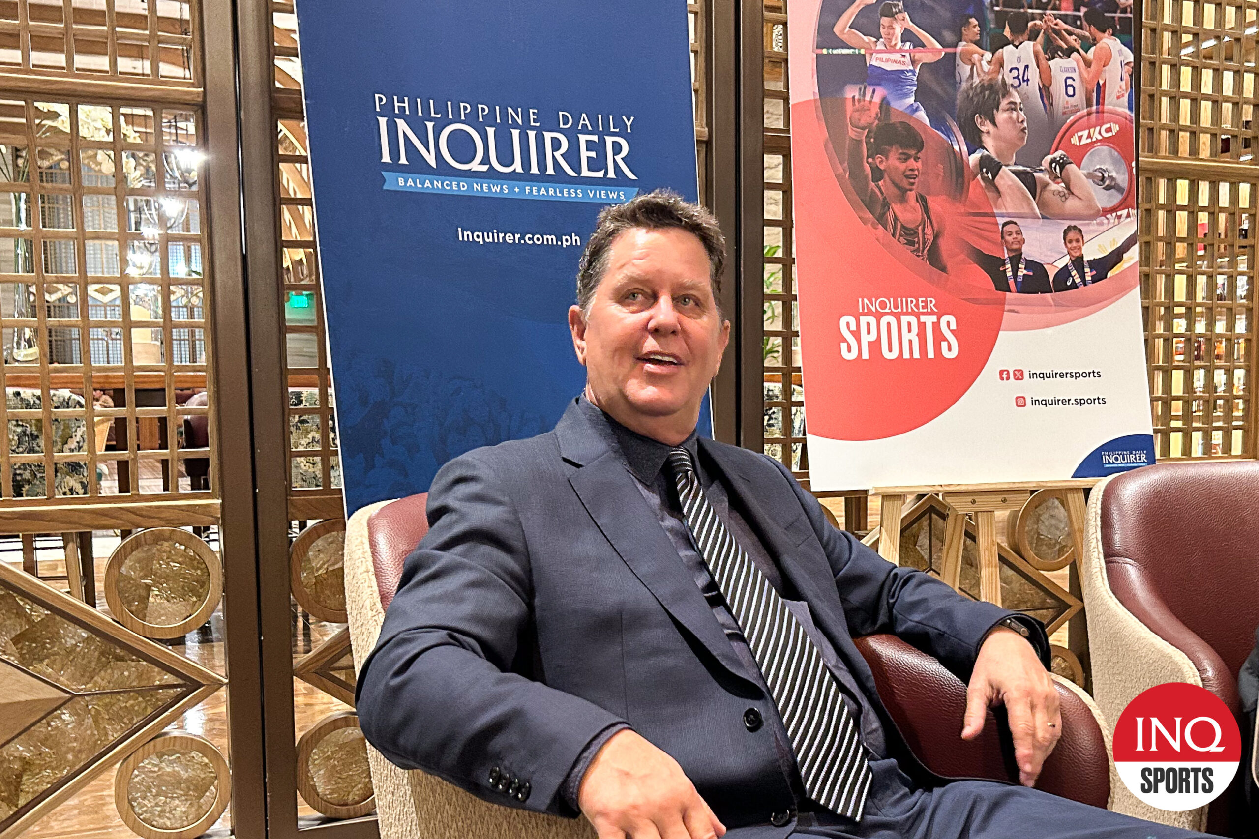 Tim Cone talks to the Inquirer Sports staff during an awards dinner in his honor.