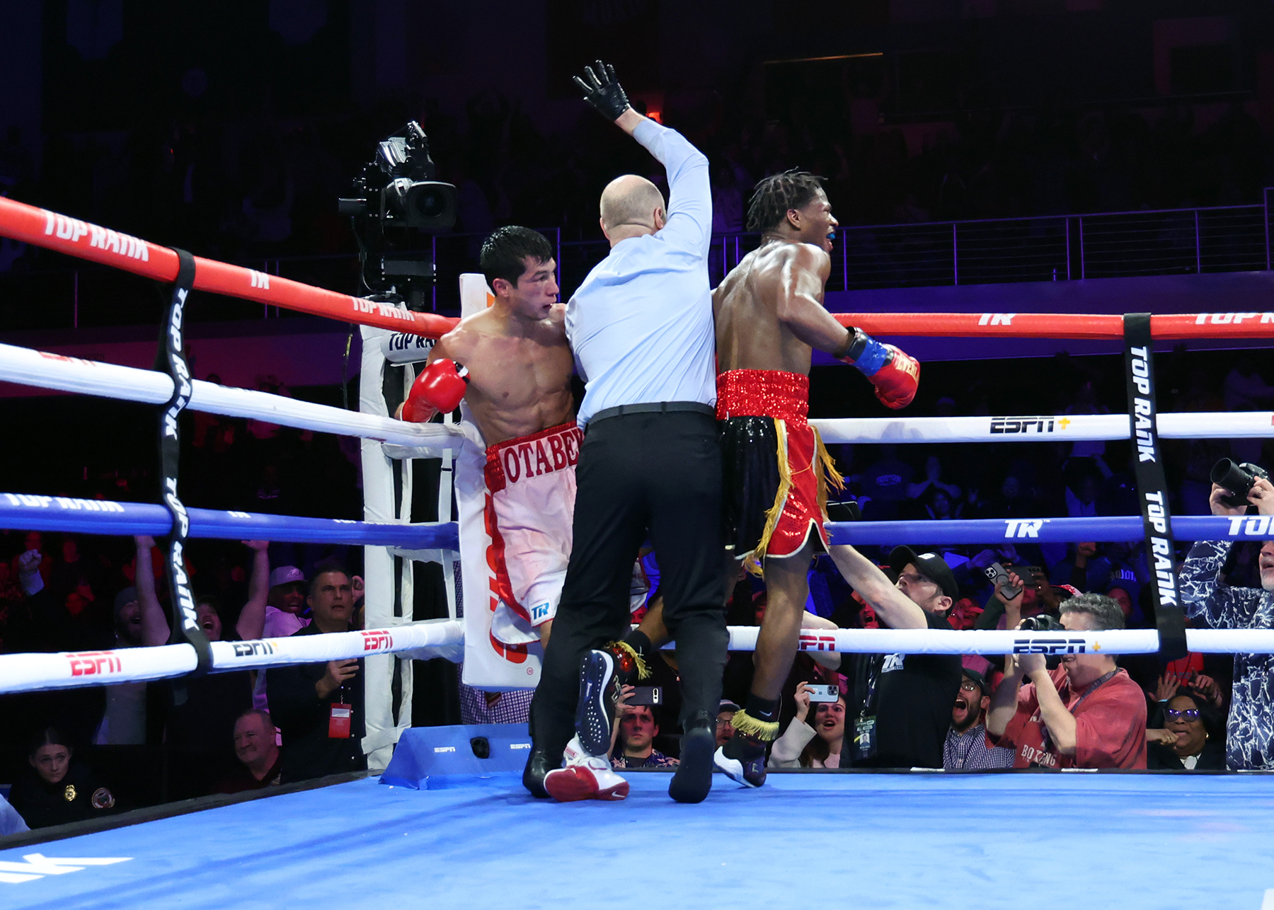 Ray Ford beats Otabek Kholmatov boxing