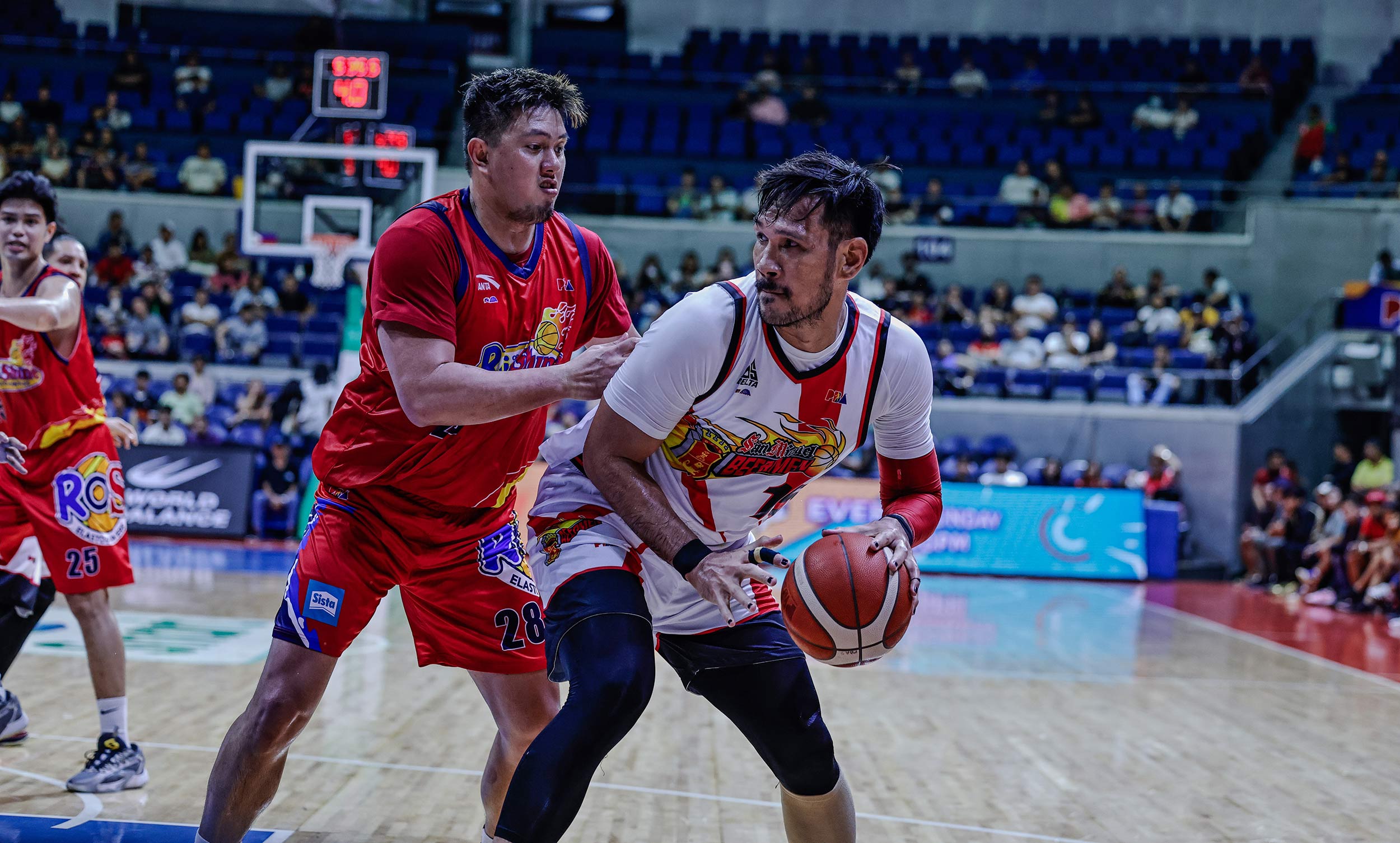 June Mar Fajardo (with ball) still posts a double-double in limited minutes. —PBA IMAGES
