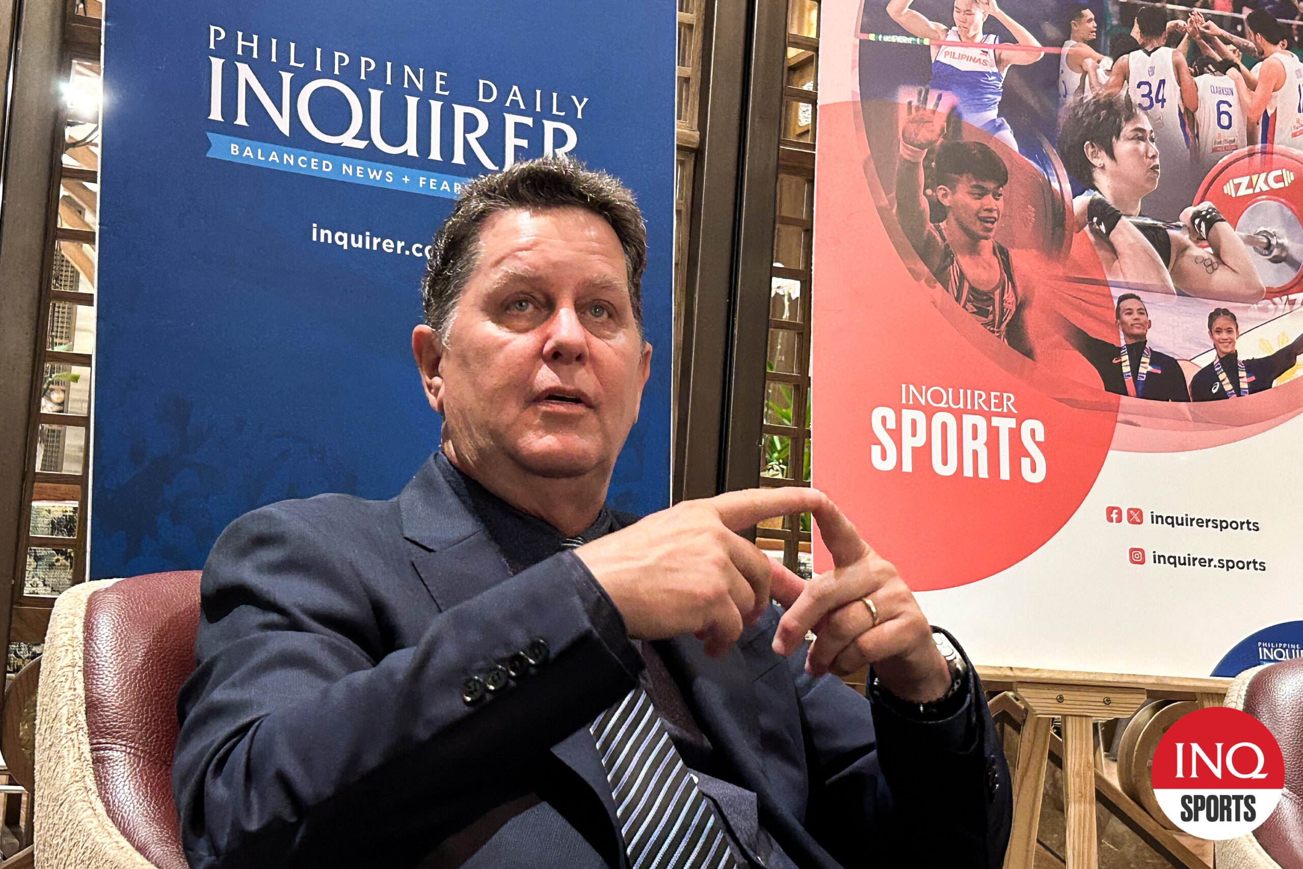 Tim Cone talks to the InquirerSports staff during an
awards dinner in his honor.