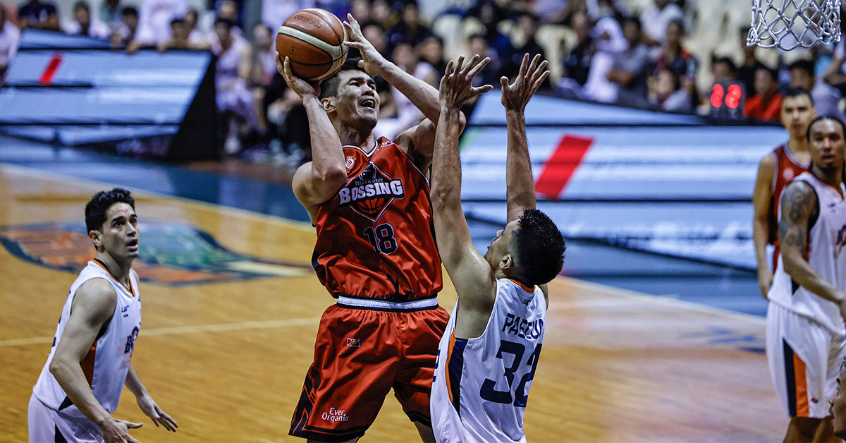 Troy Rosario (withball) will shoulder tremendous
responsibilities
for the Bossing.
—PBA IMAGES