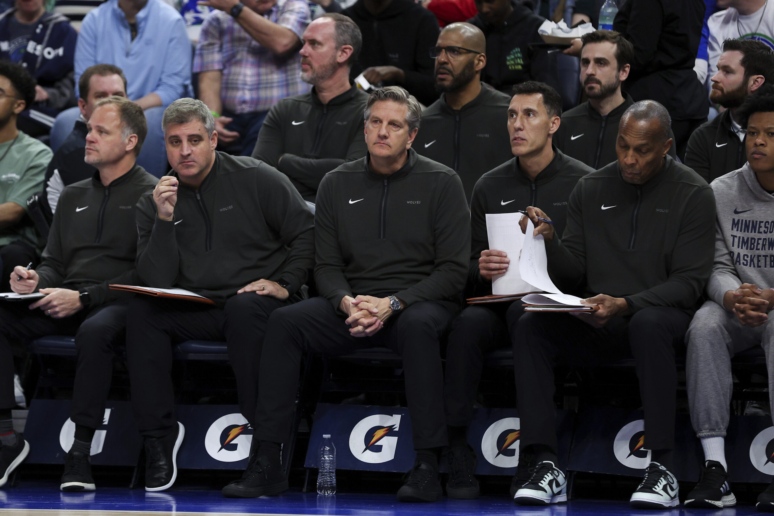 Os treinadores do Minnesota Timberwolves liderados pelo técnico Chris Finch, NBA