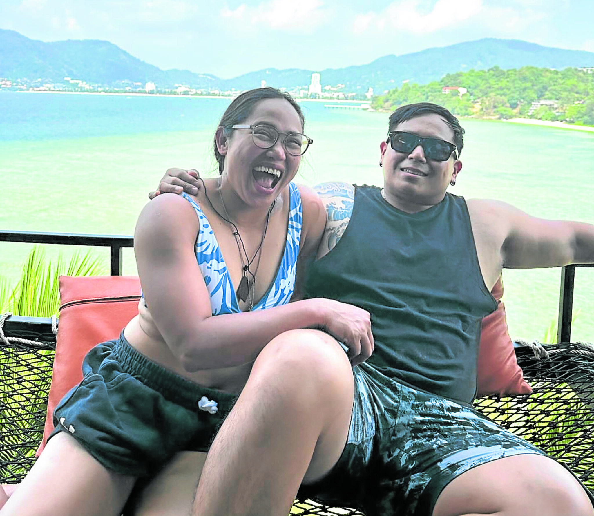 Hidilyn Diaz-Naranjo (left) and husband Julius unwind in a resort in Thailand.