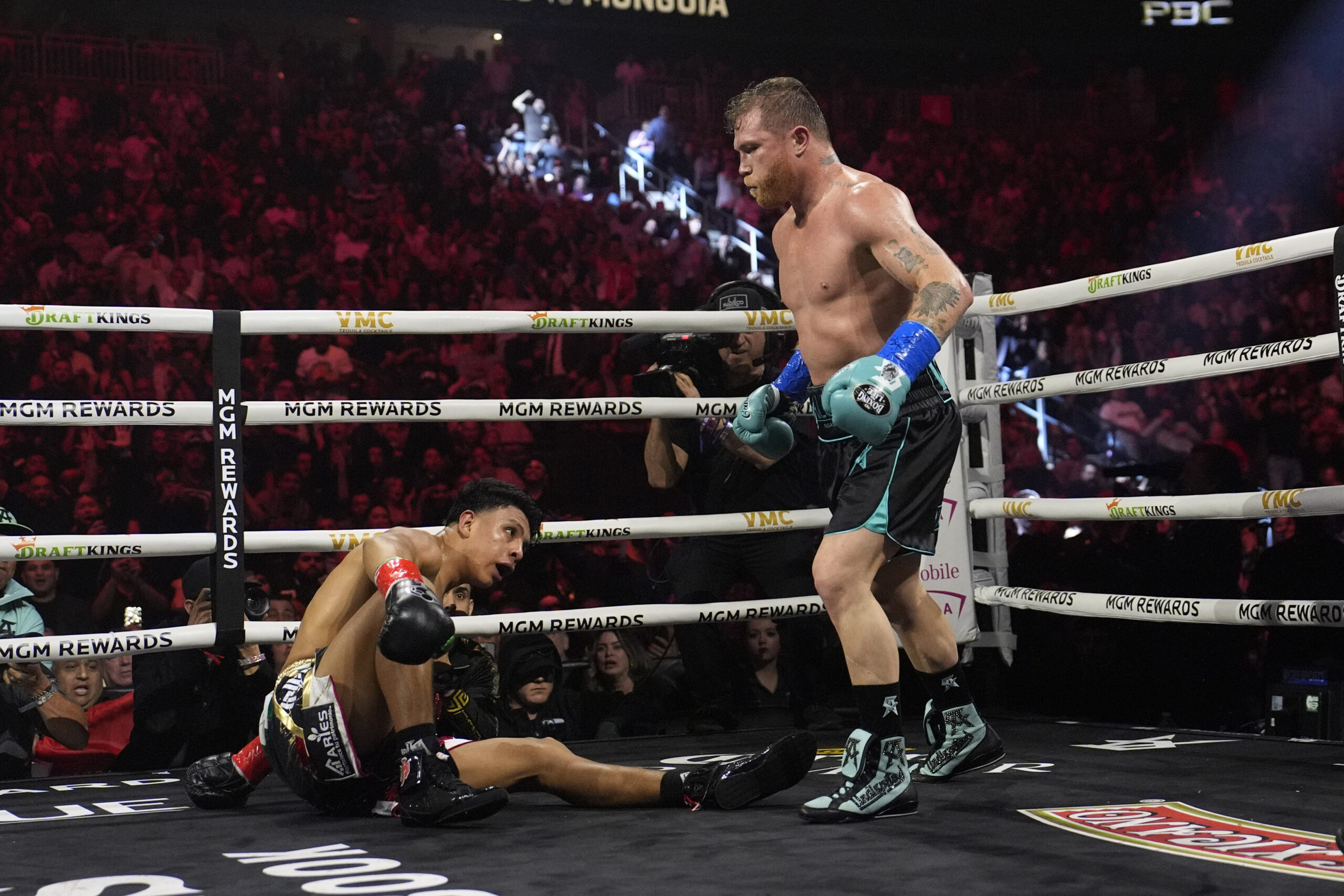 Canelo Alvarez beats Jaime Munguia to remain undisputed super middleweight boxing champion