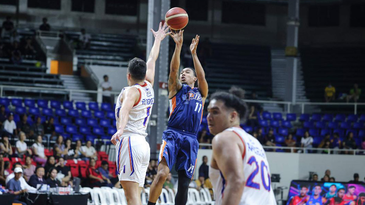 The background of this bit of playoff action between Meralco and NLEX says it all. —PBA IMAGES