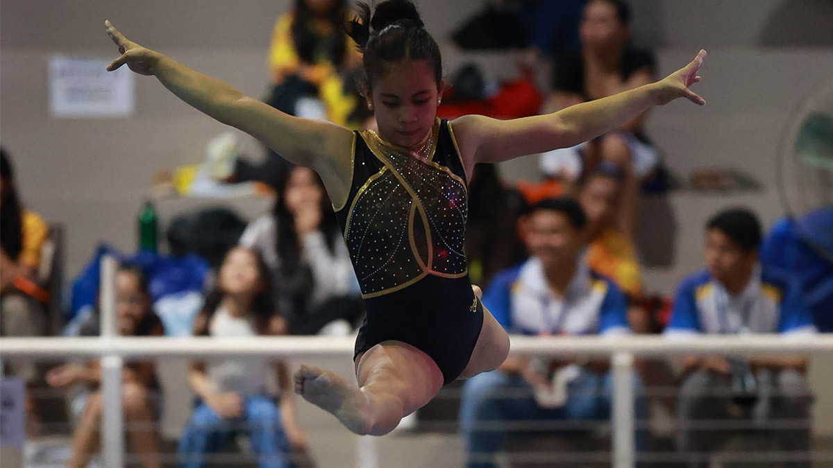 Elaiza Yulo shows picture-perfect form in ruling the balance beam event. — CONTRIBUTED PHOTO