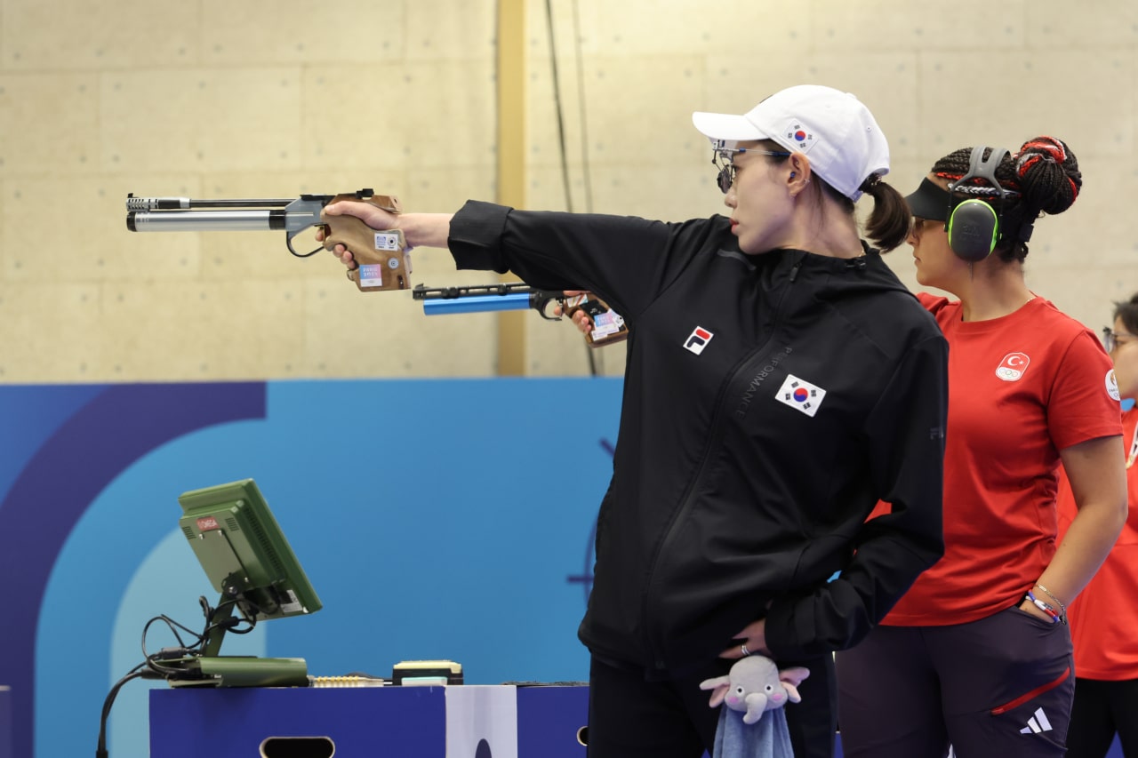 Ang cool na aura ng Korean shooter na si Kim Ye-ji ay nakakabighani sa ...