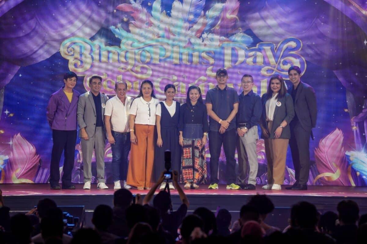 President Andy Tsui, President Jasper Vicencio, and Vice President Celeste Jovenir standing with the representatives of the DSWD Area Vocational Rehabilitation Center II.