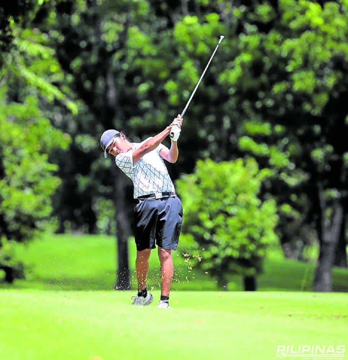 Vito Sarines rallies to win athird straight leg by shooting
a 71. 