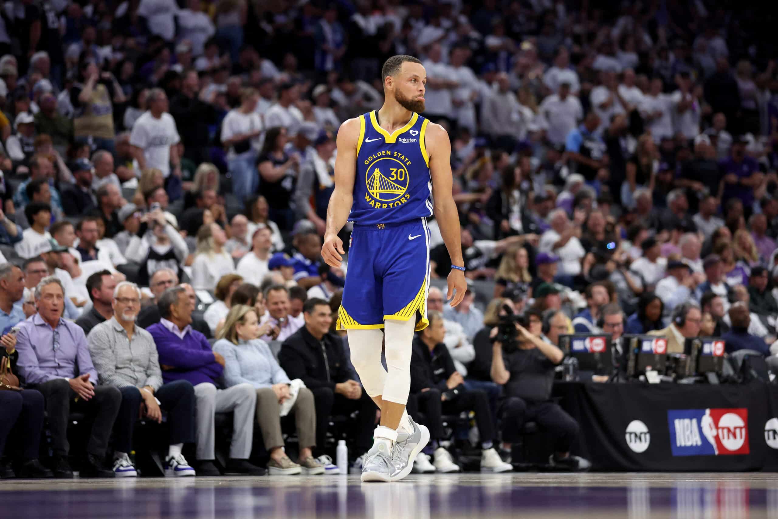 NBA: Stephen Curry signs one-year, M extension with Warriors