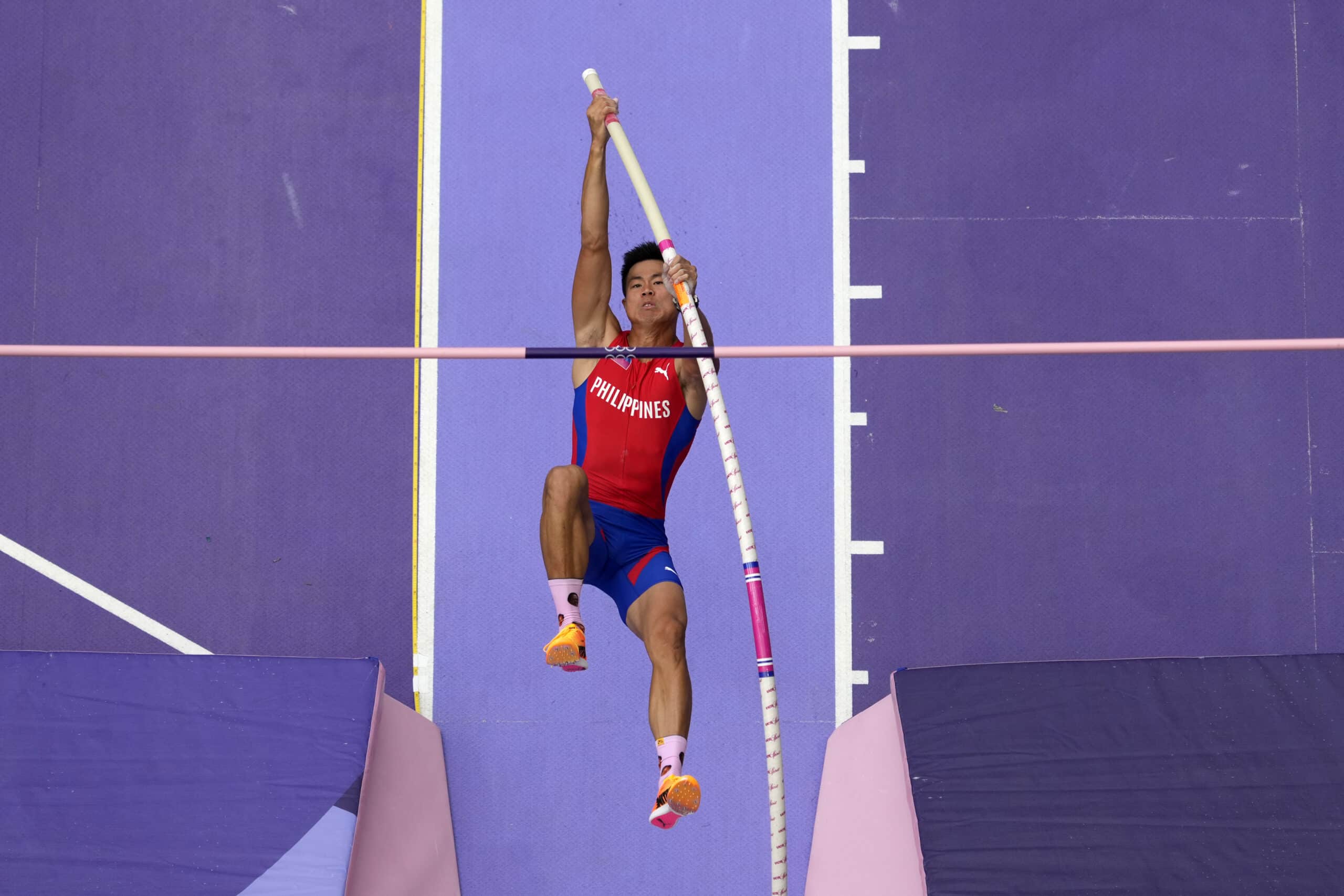 EJ Obiena slides to No. 3 in pole vault rankings after Olympics News_ad