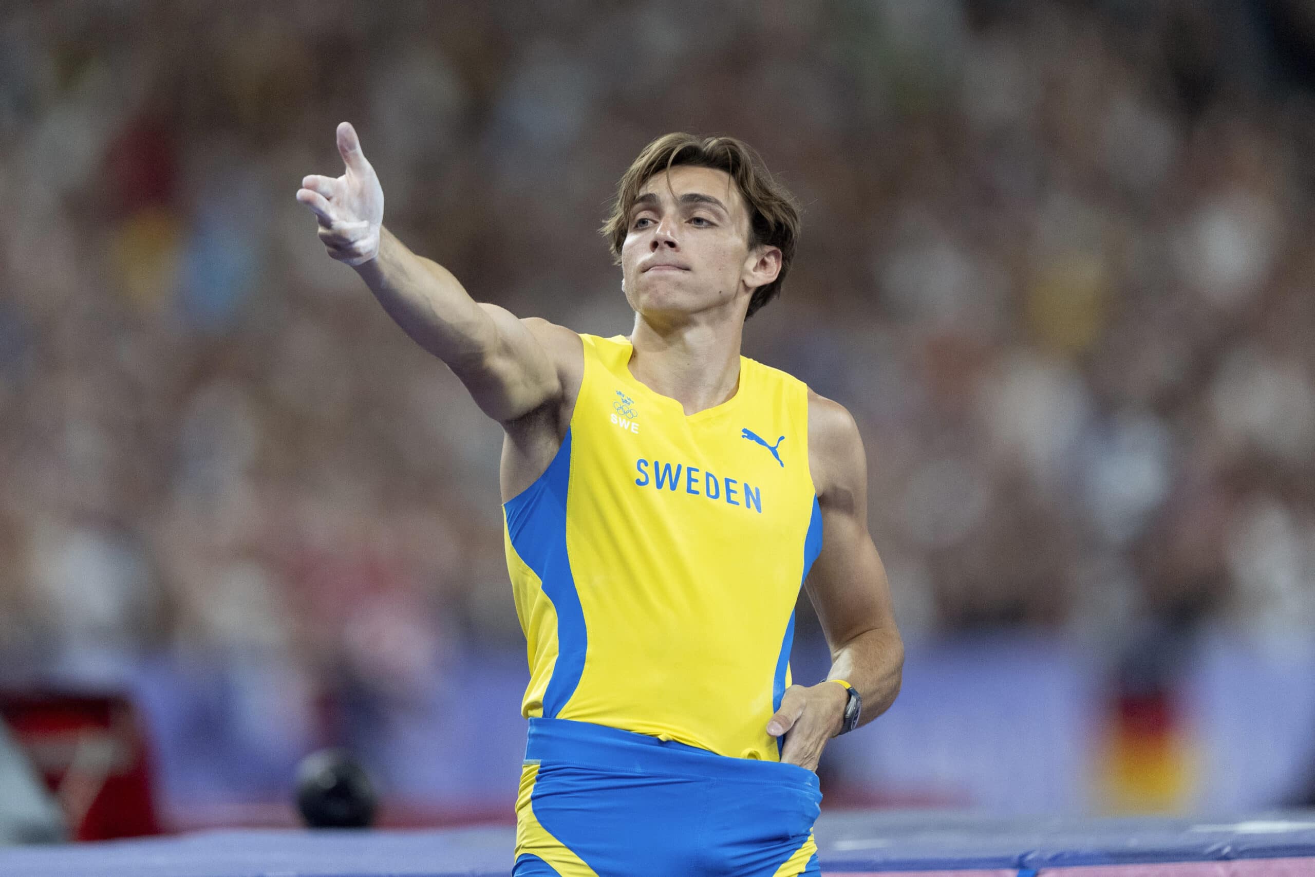 Duplantis breaks pole vault record in gold-medal feat at Olympics ...