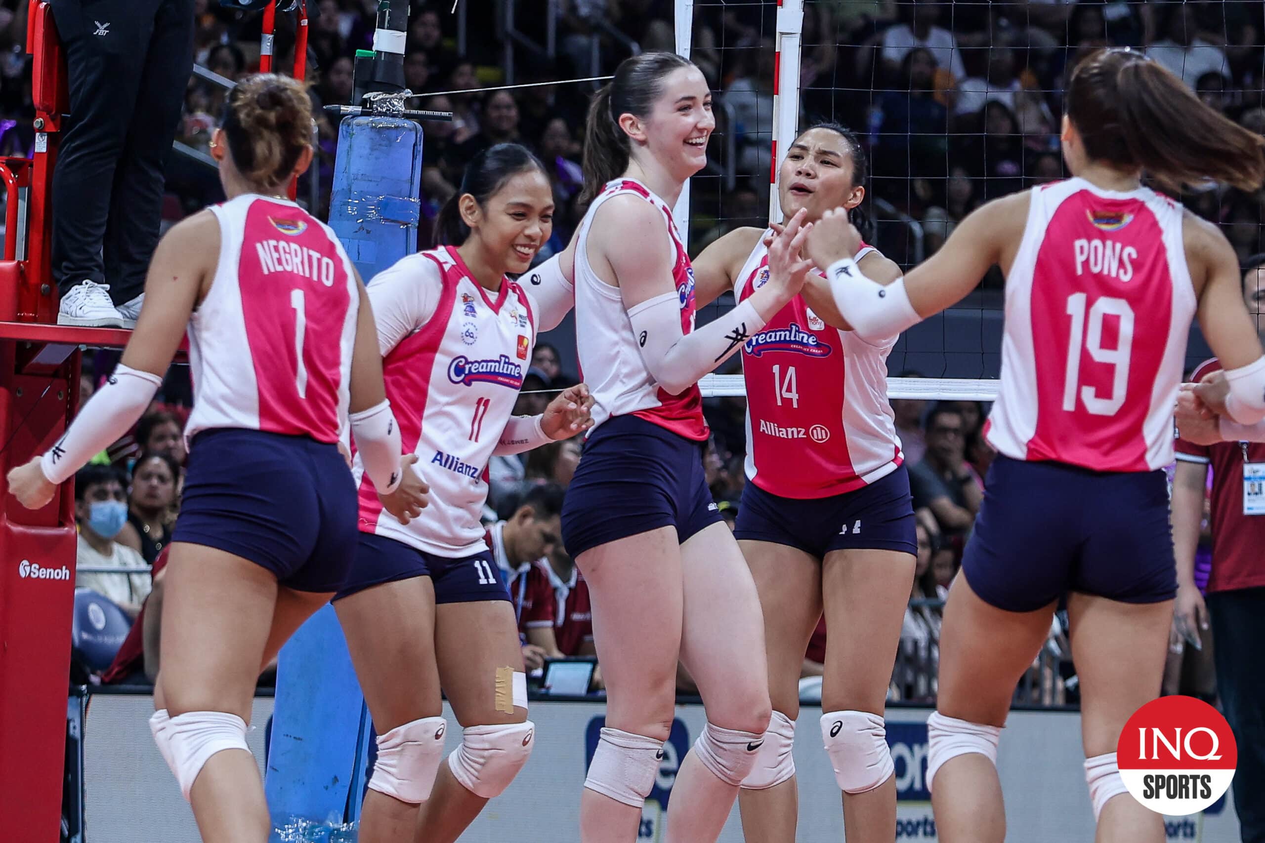 Erika Staunton y los Creamline Cool Smashers en el juego PVL Reinforced Conference contra Choco Mucho Flying Titans