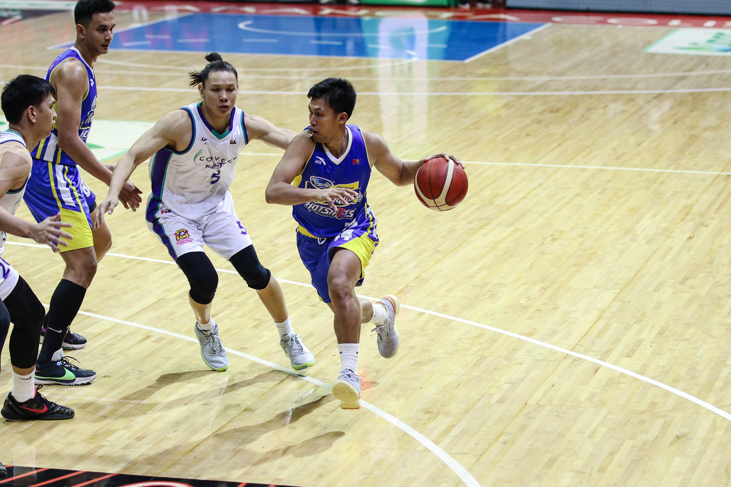 Magnolia Hotshots veteran guard Mark Barroca against Converge FiberXers' Alex Cabagnot in the PBA Governors' Cup