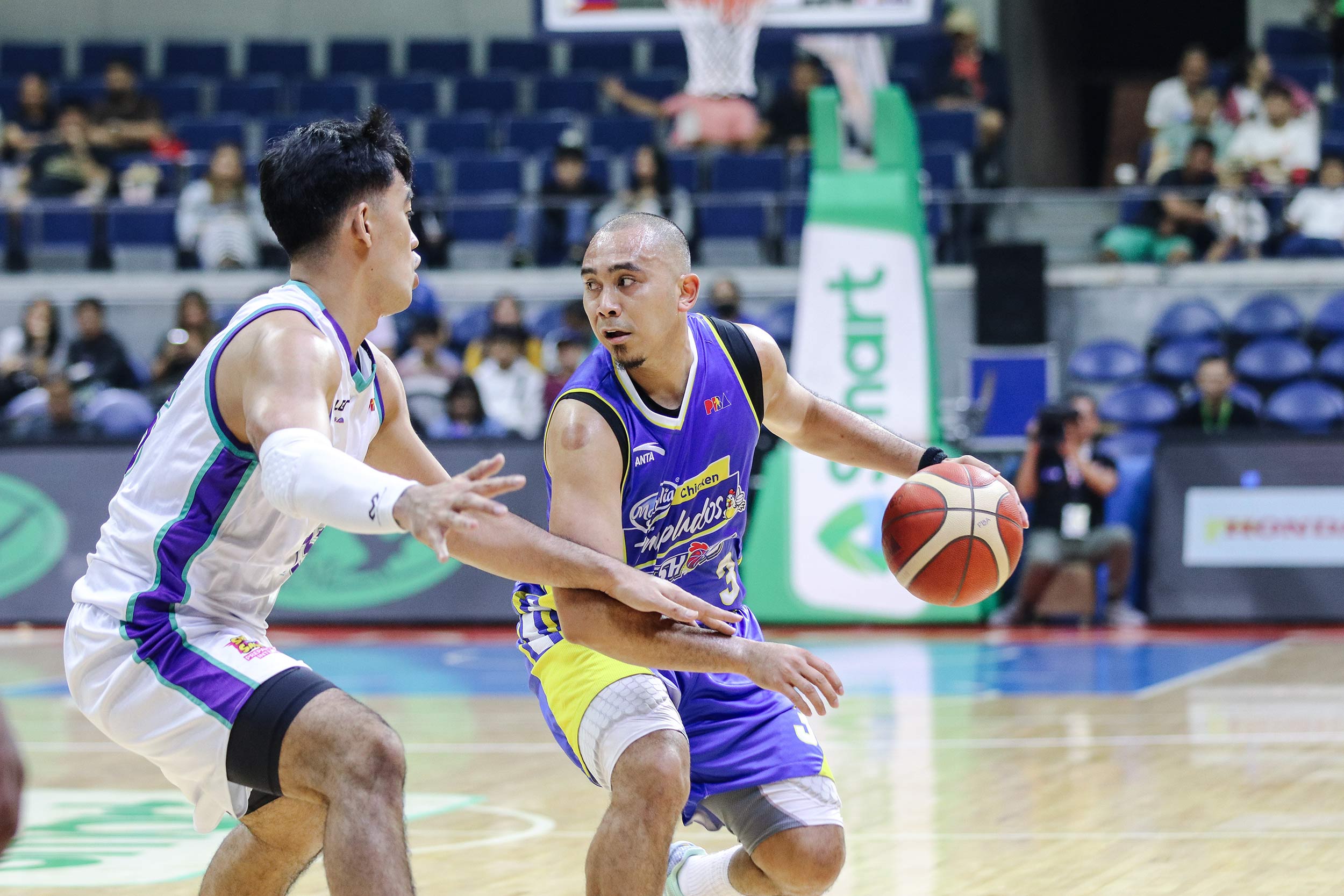 Magnolia Hotshots' Paul Lee against Converge FIberXers in the PBA Governors' Cup.