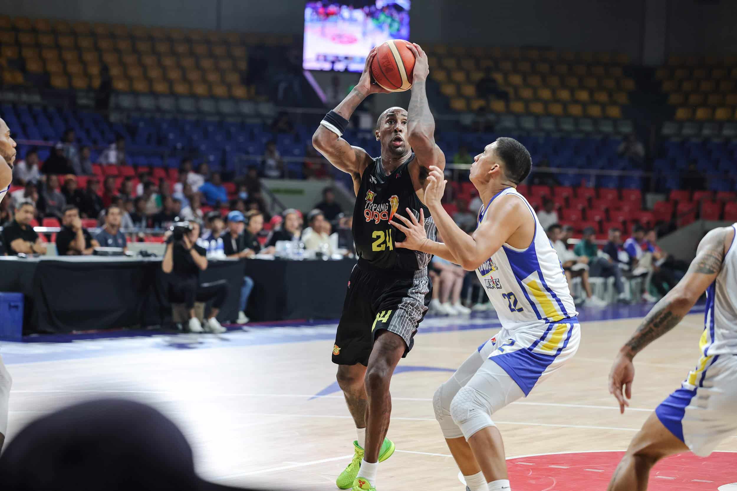 TNT Tropang Giga Rondae Hollis-Jefferson contra Zavier Lucero do Magnolia Hotshots durante um jogo da PBA Governors' Cup.