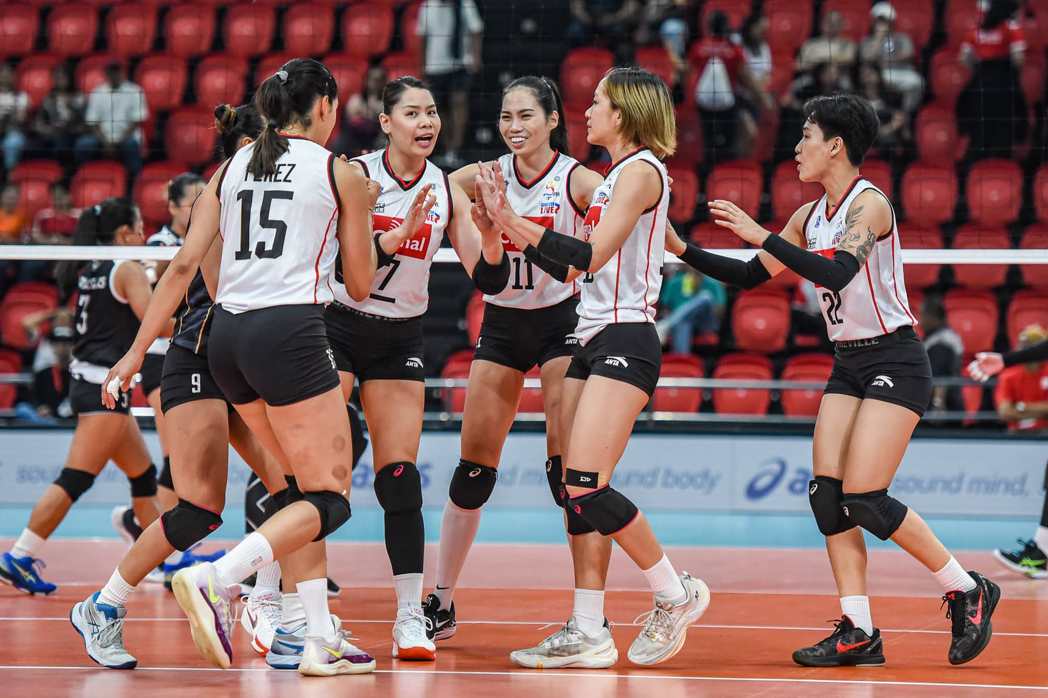 Cignal HD Spikers en el partido de la Conferencia PVL Reinforced contra Petro Gazz Angels